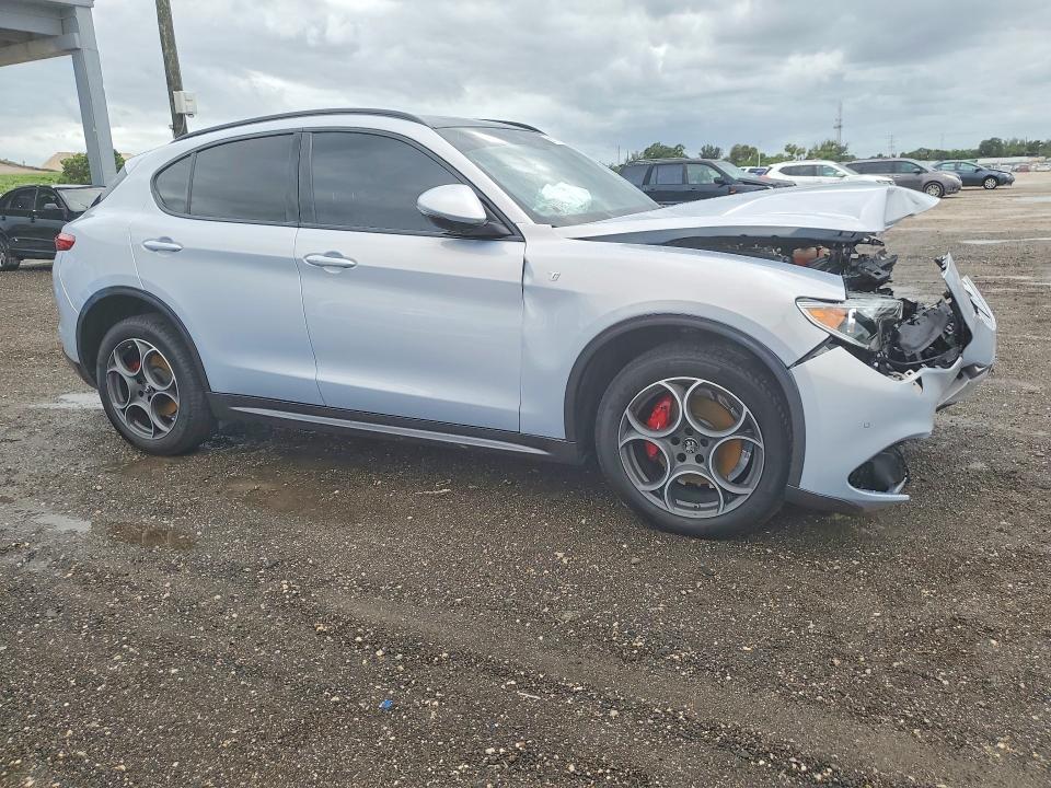 2022 Alfa romeo Stelvio VIN ZASPAKBNXN7D45607 COPART salvage auction — FRONT END, Fl - Certificate Of Destruction, sold $2,050 on 2026-08-06 (photo 4)