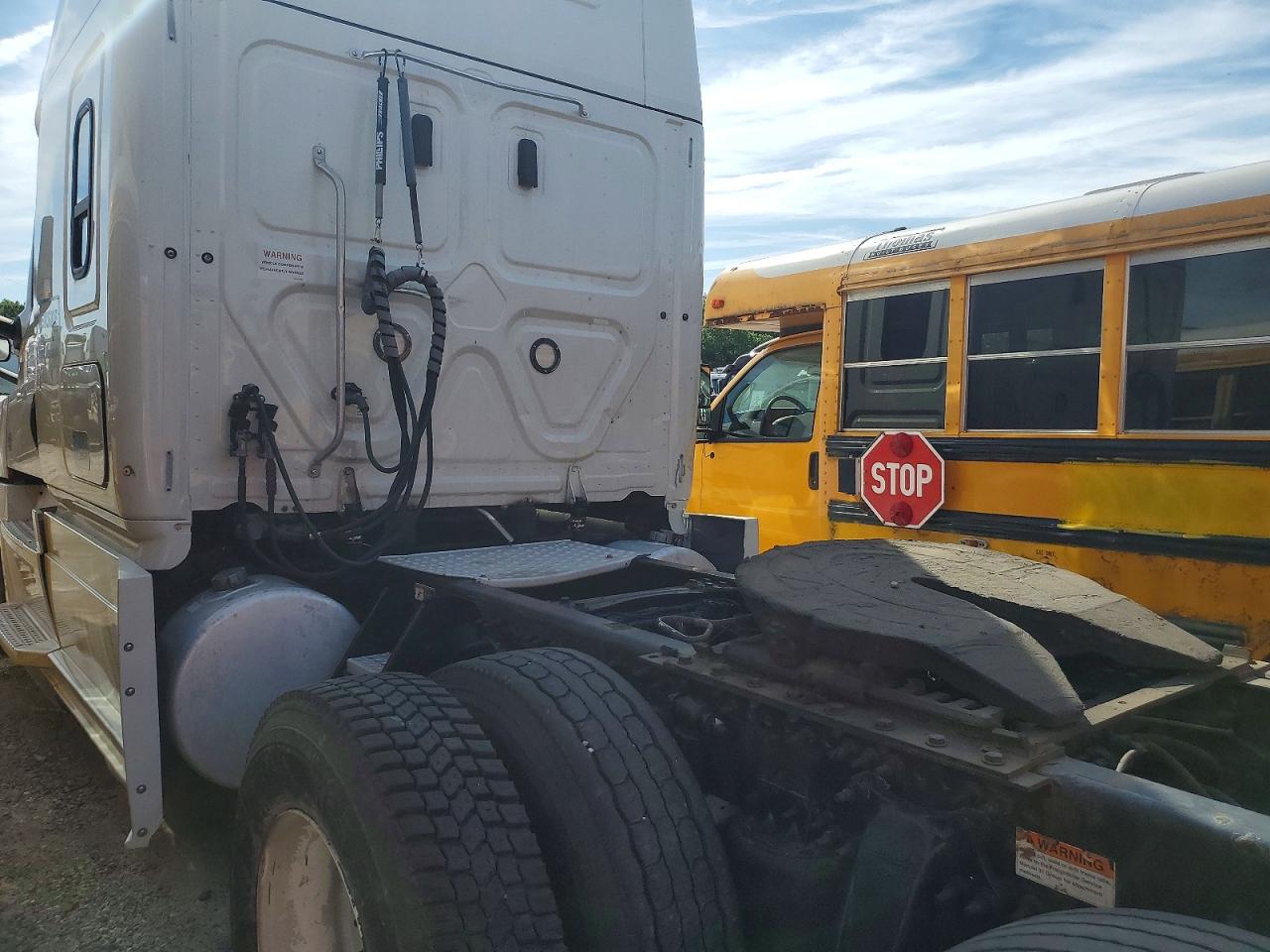 2019 Freightliner Cascadia 126 VIN 3AKJHHDR9KSKK8260 COPART salvage auction — Normal Wear, PA - CERT OF TITLE, sold $28,750 on 2026-07-07 (photo 9)