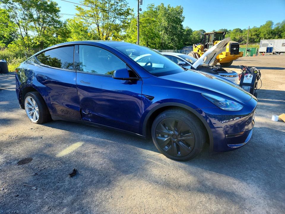 2023 Tesla Model y VIN 7SAYGDEE4PF827086 COPART salvage auction — SIDE, Nj - Cert Of Title-Salvage, sold $12,800 on 2026-07-07 (photo 4)