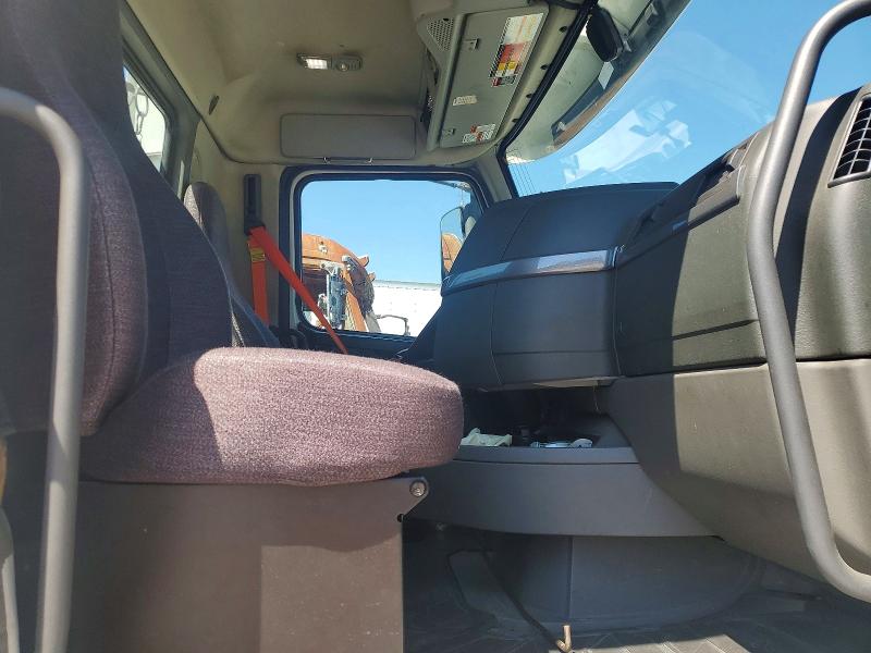 2020 Volvo Vnr VIN 4V4WC9EHXLN243198 COPART salvage auction — NORMAL WEAR, NC - CERTIFICATE OF TITLE (P), sold $8,200 on 2026-07-14 (photo 5)