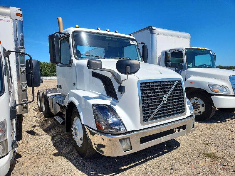 2016 Volvo VNL VIN 4V4NC9EG8GN974902 COPART salvage auction — MINOR DENT/SCRATCHES, NY - CERTIFICATE OF TITLE, sold $7,100 on 2026-10-20 (photo 1)