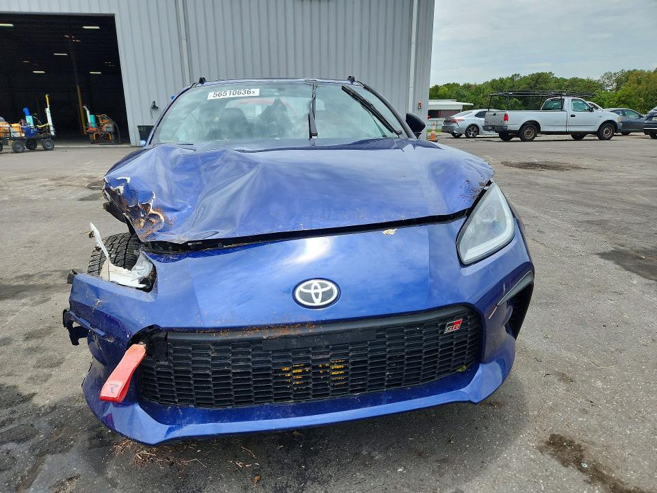 2024 Toyota Gr 86 VIN JF1ZNBE11R9750057 COPART salvage auction — ROLLOVER, Fl - Cert Of Title Slvg Rebuildable, sold $5,300 on 2026-07-25 (photo 5)