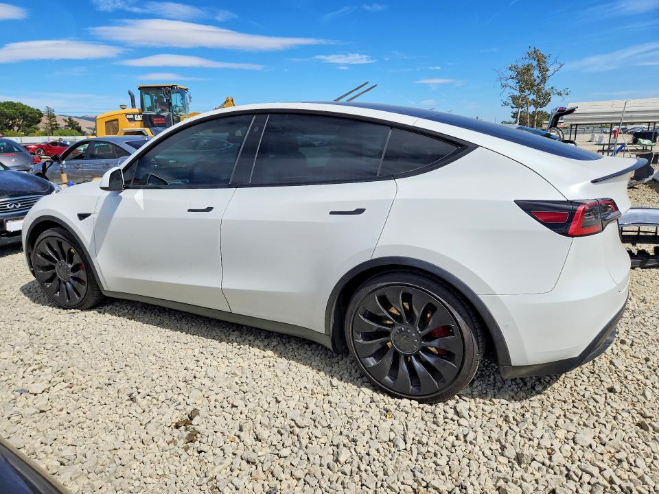 2022 Tesla Model y VIN 7SAYGDEF9NF411282 COPART salvage auction — UNDERCARRIAGE, Salvage Title, sold $11,300 on 2026-07-16 (photo 2)