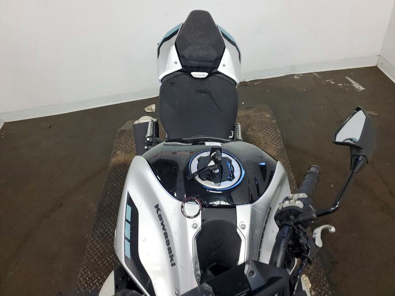 2025 Kawasaki Zr VIN ML5ZRDS14SDA01705 COPART salvage auction — VANDALISM, MN - CERT OF TITLE-PRIOR SALVAGE, sold $2,050 on 2026-07-30 (photo 5)