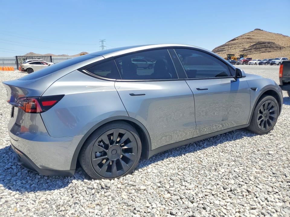 2025 Tesla VIN 7SAYGAEE0SF269020 COPART salvage auction — REAR END, Nv - Salvage Title, sold $13,800 on 2026-07-20 (photo 3)