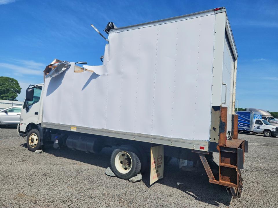 2019 Hino 155 VIN JHHYDM1H7KK007812 COPART salvage auction — ROOF, MA - CERT OF TITLE-SALVAGE, sold $300 on 2026-07-29 (photo 2)