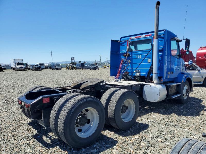 2011 Volvo Vnl VIN 4V4NC9DFXBN535654 COPART salvage auction — MINOR DENT/SCRATCHES, Ca - Certificate Of Title (P), sold $1,600 on 2026-07-07 (photo 4)