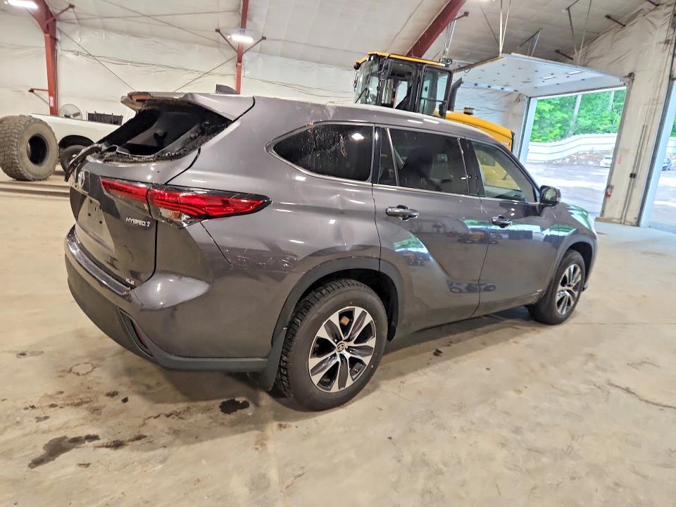 2022 Toyota VIN 5TDGBRCH9NS540692 COPART salvage auction — ROOF, Vt - Cert Of Title-Salvage Vehicle, sold $23,500 on 2026-07-20 (photo 3)