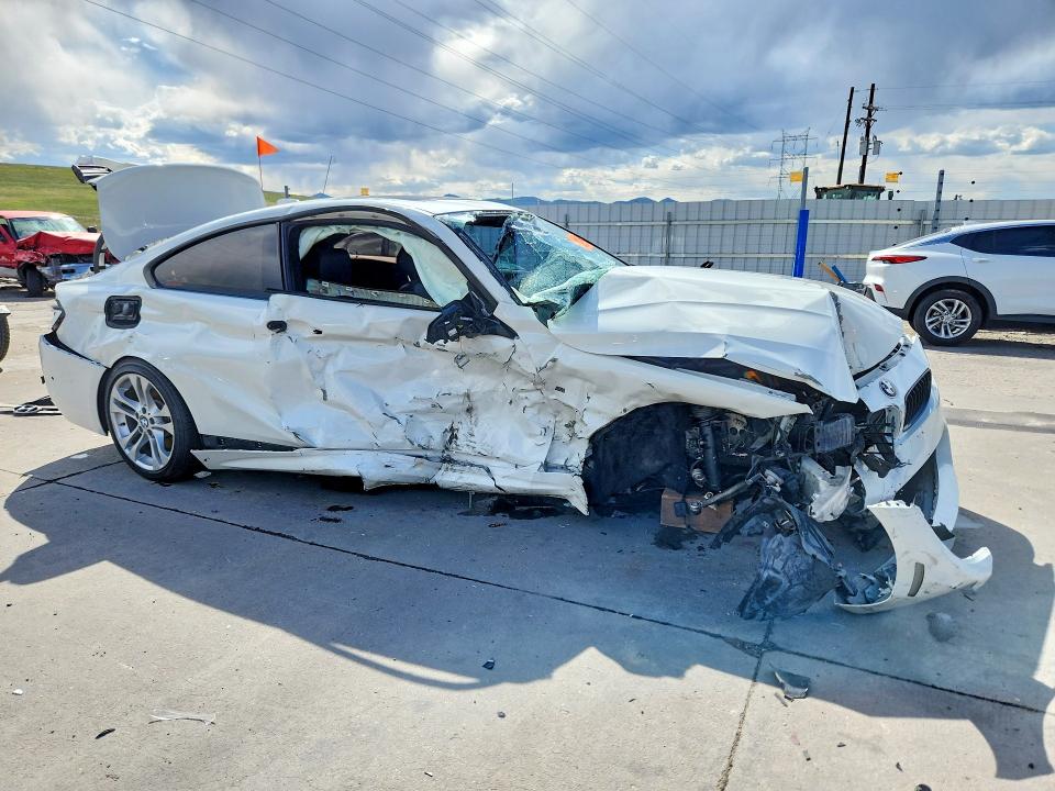 2020 BMW 4er VIN WBA4W5C0XLAE51492 COPART salvage auction — SIDE, CO - PUBLIC - SALVAGE TITLE, sold $1,400 on 2026-08-10 (photo 4)