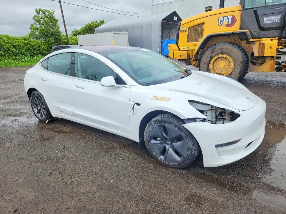 2018 Tesla Model 3 VIN 5YJ3E1EA7JF104008 COPART salvage auction — SIDE, Qc - Gravement Accidente, sold $5,300 on 2026-07-21 (photo 4)