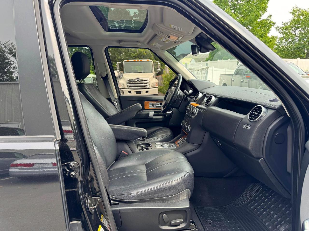 2015 Land Rover LR4 VIN SALAG2V68FA763808 COPART salvage auction — Minor Dent/Scratches, WV - CERTIFICATE OF TITLE, sold $3,800 on 2026-07-01 (photo 5)