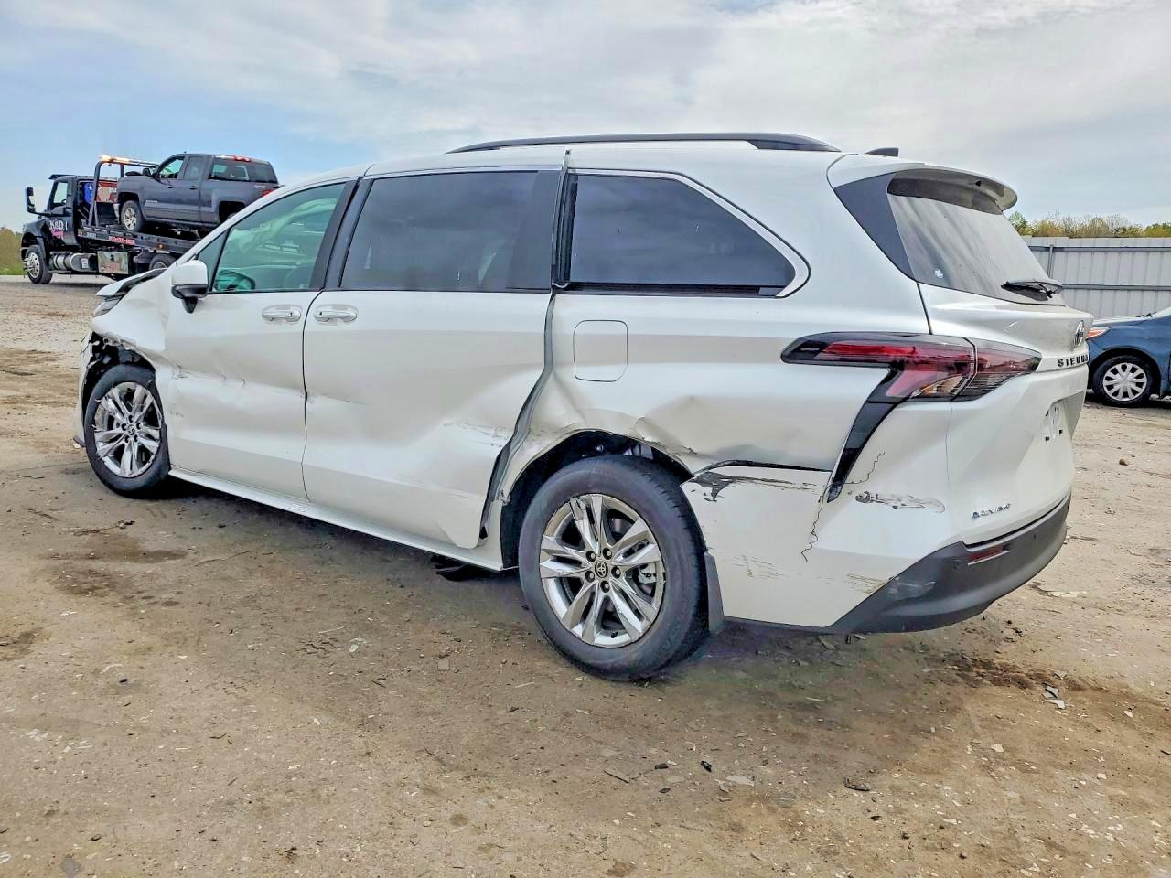 2026 Toyota Sienna VIN 5TDYSKFC2TS251775 COPART salvage auction — Front End, St - Salvage Title, sold $14,750 on 2026-09-23 (photo 2)