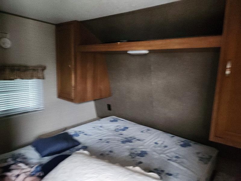 2017 Keystone rv . VIN 4YDT30324H3151710 COPART salvage auction — WATER/FLOOD, LA - CERT OF TITLE-WATER DAMAGED (P), sold $1,100 on 2026-07-28 (photo 5)