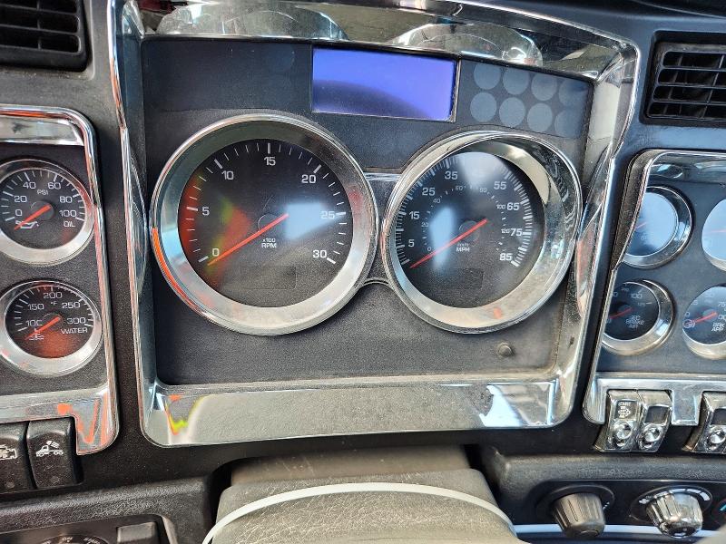 2017 Kenworth W900 VIN 1XKWD49X1HR162897 COPART salvage auction — ALL OVER, TX - SALVAGE VEHICLE TITLE, sold $8,900 on 2026-09-03 (photo 8)