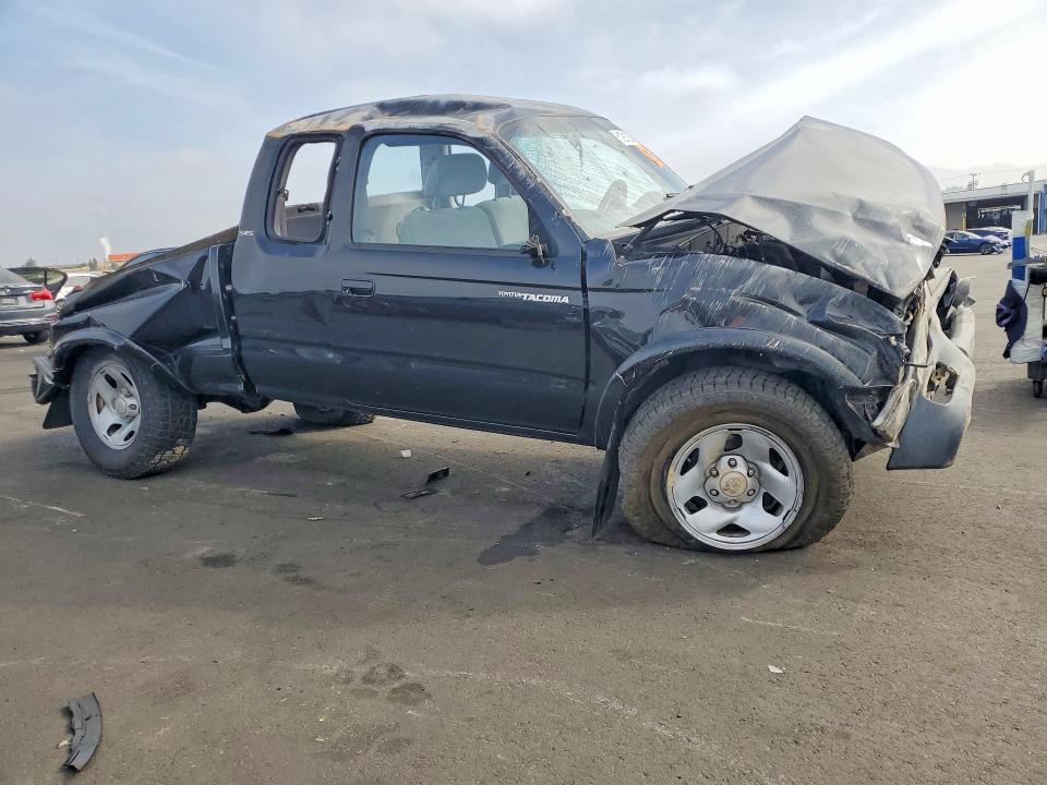 2001 Toyota Tacoma VIN 5TEWN72N61Z813812 COPART salvage auction — ROLLOVER, Ca - Salvage Certificate, sold $1,850 on 2026-07-06 (photo 4)