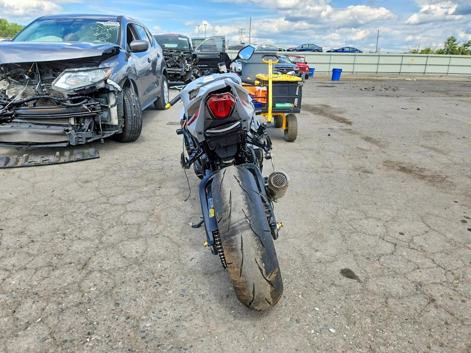 2024 Suzuki Gsx-r VIN JS1DM11B1R7100442 COPART salvage auction — ROLLOVER, Pa - Certificate Of Salvage, sold $6,200 on 2026-07-02 (photo 4)