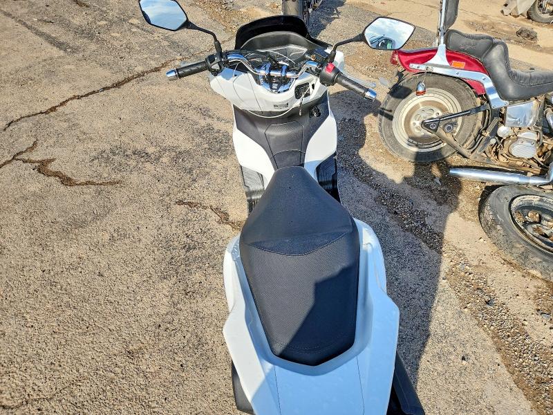 2022 Honda Pcx VIN RLHKF4702NY100288 COPART salvage auction — SIDE, Il - Salvage Certificate, sold $1,750 on 2026-07-16 (photo 6)