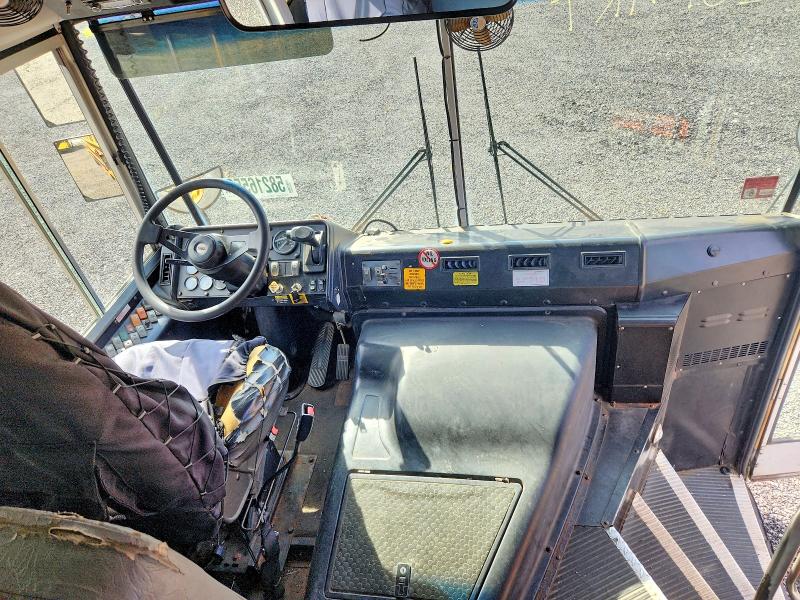 2011 Thomas Saf-t-liner c2 VIN 1T88M4E28B1136106 COPART salvage auction — MINOR DENT/SCRATCHES, RI - CERTIFICATE OF TITLE, sold $2,500 on 2026-09-16 (photo 5)