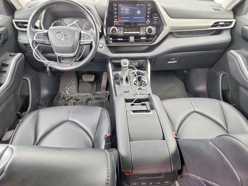 2022 Toyota Highlander VIN 5TDGZRAHXNS555782 COPART salvage auction — NORMAL WEAR, FL - CERTIFICATE OF DESTRUCTION, sold $14,700 on 2026-07-16 (photo 8)