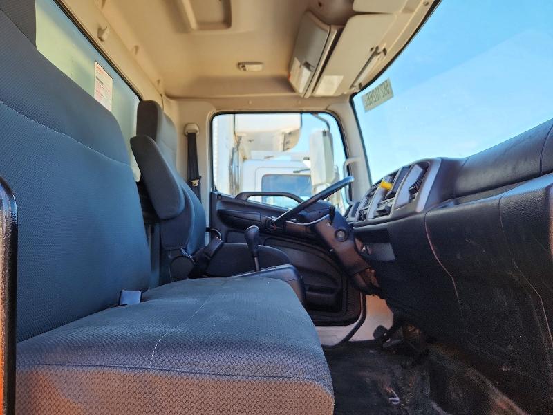 2017 Hino 338 VIN 5PVNV8JT9H4S54597 COPART salvage auction — NORMAL WEAR, NY - CERTIFICATE OF TITLE, sold $4,250 on 2026-09-22 (photo 5)