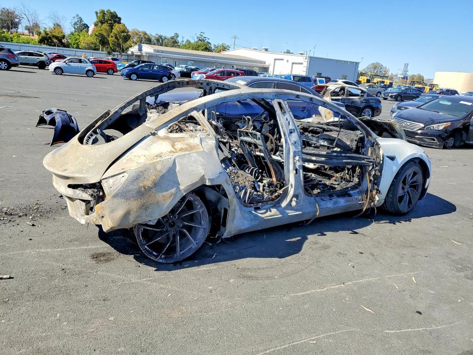 2025 Tesla Model 3 VIN 5YJ3E1ET1SF966501 COPART salvage auction — BURN, CA - NON-REPAIRABLE VEHICLE CERT, sold $150 on 2026-07-20 (photo 3)