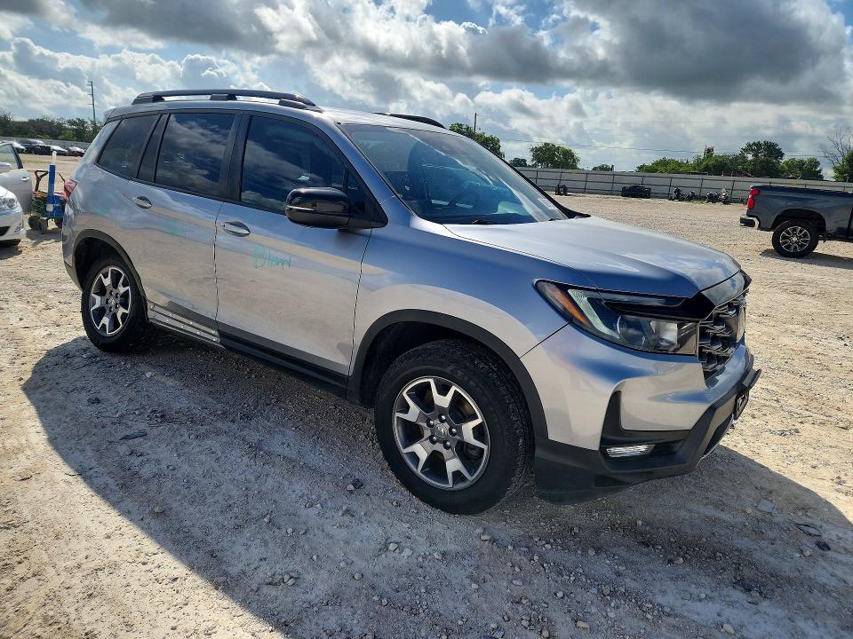 2023 Honda Passport VIN 5FNYF8H65PB028820 COPART salvage auction — SIDE, Tx - Salvage Vehicle Title, sold $14,000 on 2026-07-09 (photo 4)
