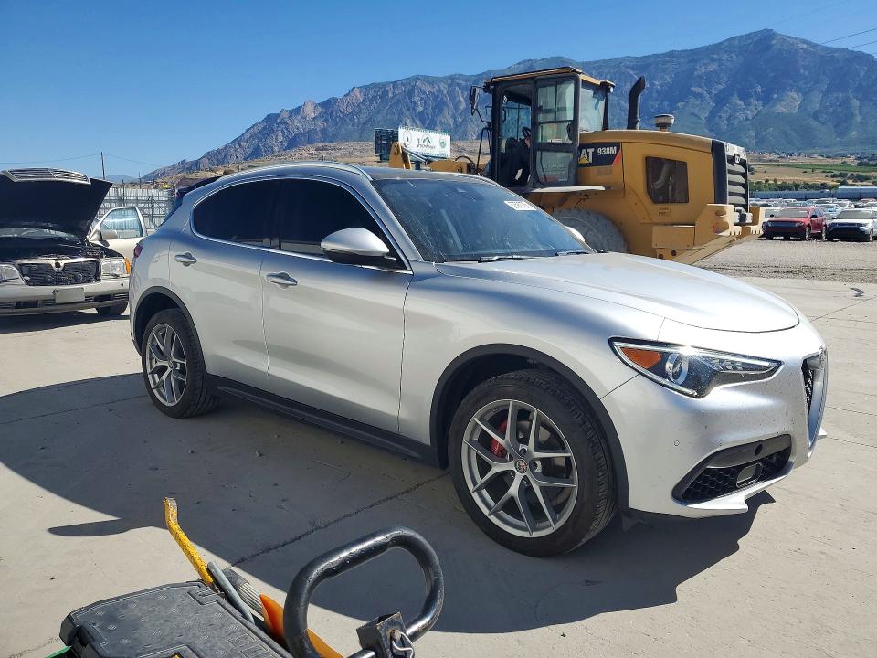 2018 Alfa romeo VIN ZASFAKBN1J7B97630 COPART salvage auction — REAR END, Ut - Salvage Certificate, sold $5,300 on 2026-08-17 (photo 4)