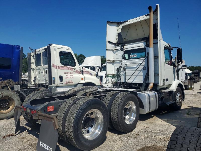 2020 Volvo Vnr VIN 4V4WC9EH8LN243197 COPART salvage auction — NORMAL WEAR, NC - CERTIFICATE OF TITLE (P), sold $8,100 on 2026-07-14 (photo 4)