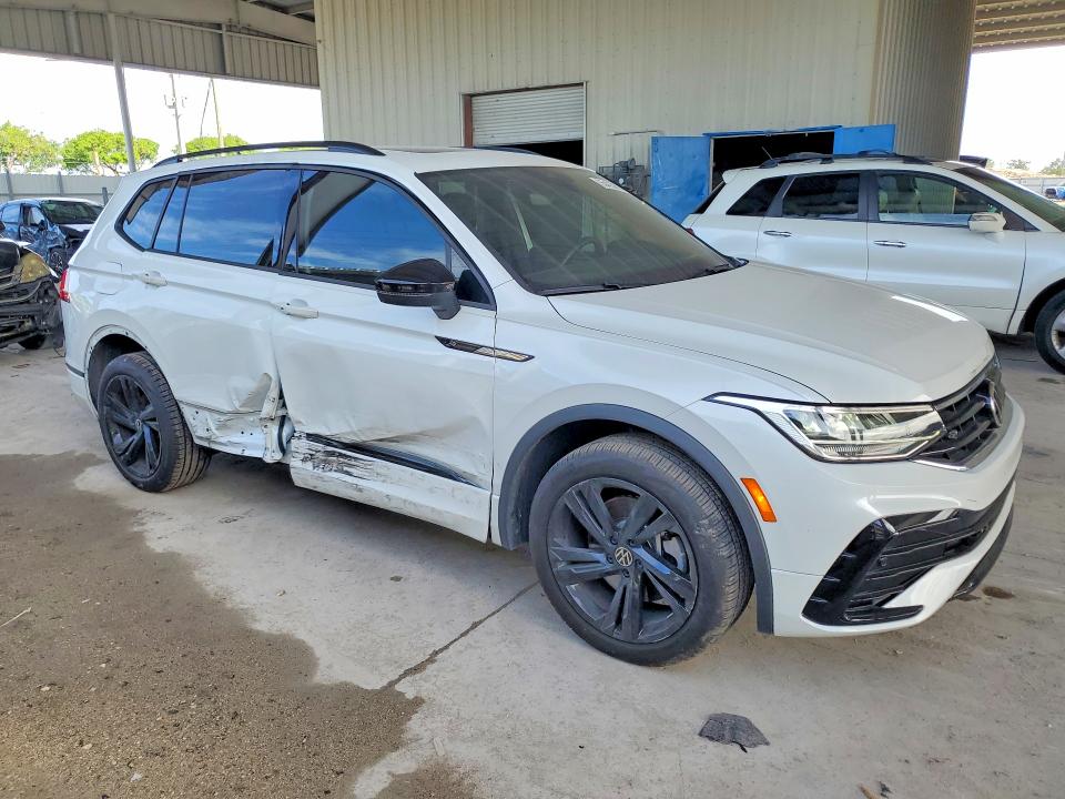 2024 Volkswagen Tiguan VIN 3VVCB7AX4RM050990 COPART salvage auction — SIDE, Salvage Title, sold $10,000 on 2026-07-29 (photo 4)