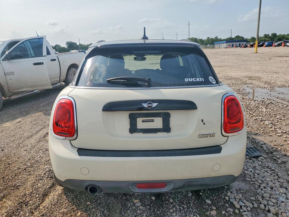 2016 Mini Cooper VIN WMWXU1C5XG2D12096 COPART salvage auction — MINOR DENT/SCRATCHES, Tx - Certificate Of Title, sold $575 on 2026-07-09 (photo 6)