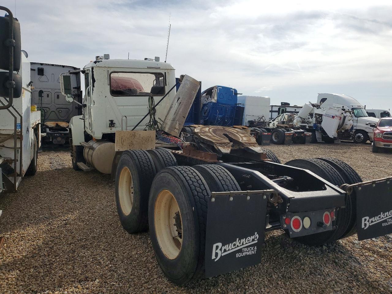 2010 VIN 1M1AN09Y1AN005405 COPART salvage auction — Side, Sv - Salvage Title, sold $7,500 on 2026-09-22 (photo 3)