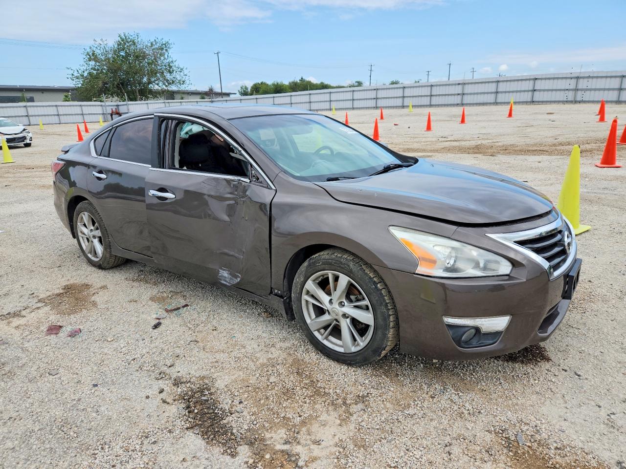 2015 Nissan Altima VIN 1N4AL3AP8FN917472 COPART salvage auction — Side, TX - SALVAGE VEHICLE TITLE, sold $550 on 2026-07-09 (photo 4)