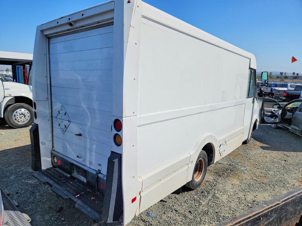 2016 Isuzu Npr VIN JALB4T172G7W00366 COPART salvage auction — MINOR DENT/SCRATCHES, Ca - Dis/Dlr/Exp Only Clean Title, sold $125 on 2026-07-09 (photo 3)