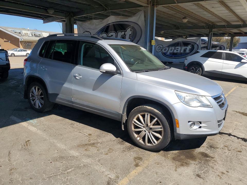 2011 Volkswagen Tiguan VIN WVGBV7AX4BW513777 COPART salvage auction — MINOR DENT/SCRATCHES, Mt - Dis/Dlr/Exp Only Clean Title, sold $100 on 2026-07-28 (photo 4)