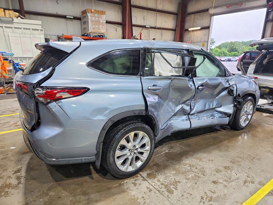 2022 Toyota Highlander VIN 5TDDZRBH9NS213046 COPART salvage auction — ROLLOVER, Ok - Certificate Of Title, sold $7,700 on 2026-07-22 (photo 3)