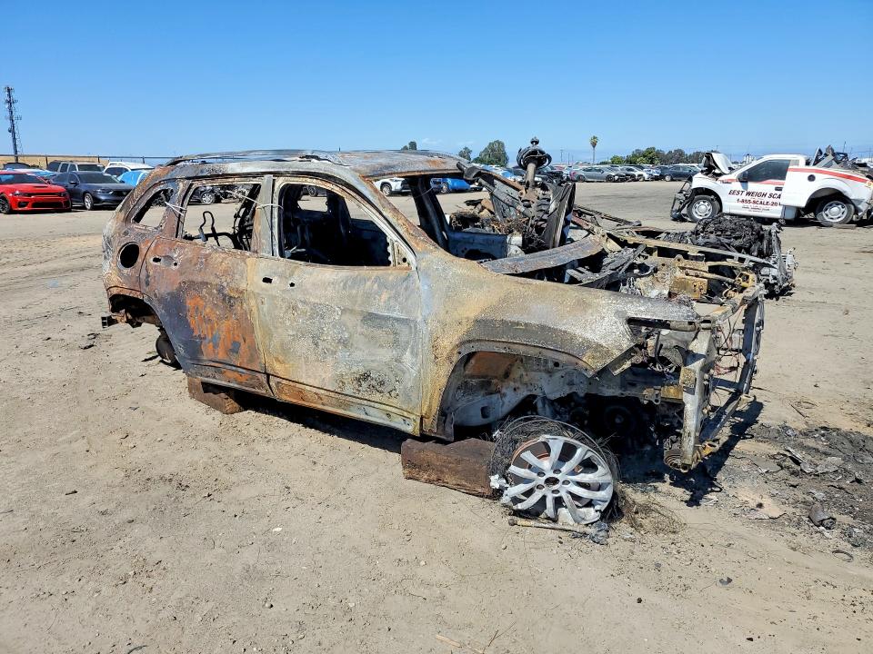 2019 Jeep Cherokee VIN 1C4PJMCB4KD323026 COPART salvage auction — BURN, Ca - Non-Repairable Vehicle Cert, sold $60 on 2026-08-03 (photo 4)