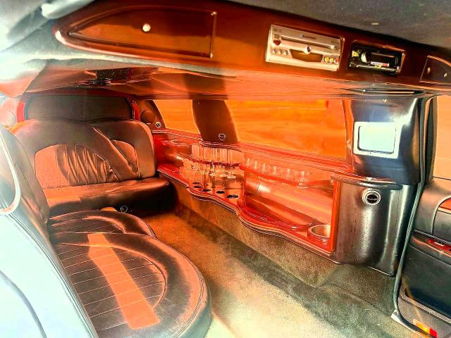 2005 Lincoln TOWN CAR VIN 1L1FM88W85Y609574 COPART salvage auction — NORMAL WEAR, Tx - Certificate Of Title (P), sold $10,800 on 2026-07-24 (photo 9)