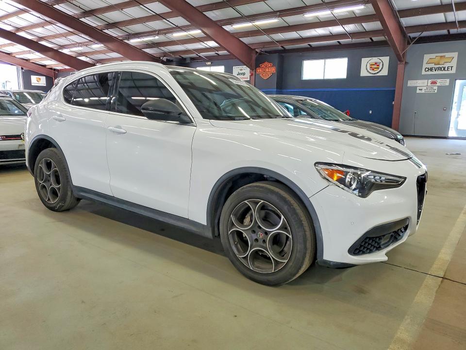 2018 Alfa romeo Stelvio VIN ZASFAKBN0J7B93276 COPART salvage auction — MINOR DENT/SCRATCHES, Wv - Certificate Of Title (P), sold $5,900 on 2026-07-16 (photo 4)