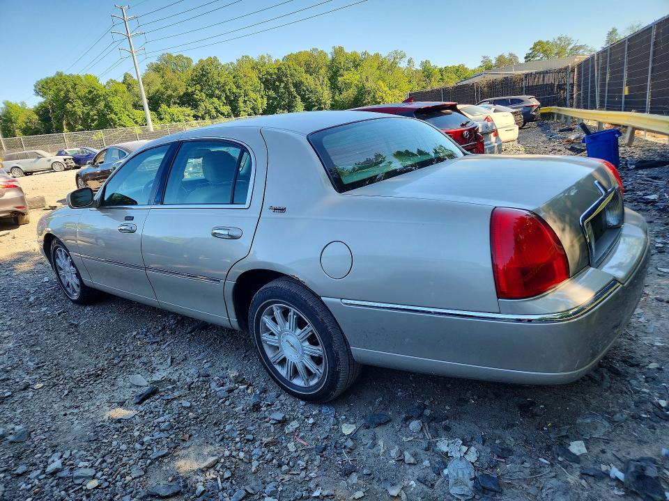 2006 Lincoln TOWN CAR VIN 1LNHM82W36Y620578 COPART salvage auction — MINOR DENT/SCRATCHES, MD - CERT OF SALVAGE > 75% DAMAGE (P), sold $300 on 2026-07-10 (photo 2)