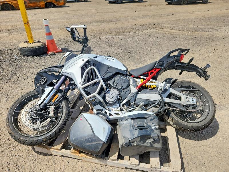2023 Ducati Multistrada VIN ZDMAALVW8PB015364 COPART salvage auction — FRONT END, Qc - Irrecuperable, sold $4,100 on 2026-08-18 (photo 3)
