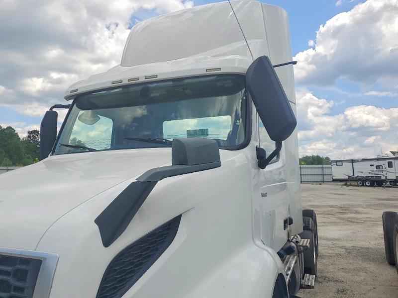 2021 Volvo Vnr VIN 4V4WC9EH9MN277067 COPART salvage auction — NORMAL WEAR, NC - CERTIFICATE OF TITLE, sold $12,700 on 2026-07-11 (photo 9)
