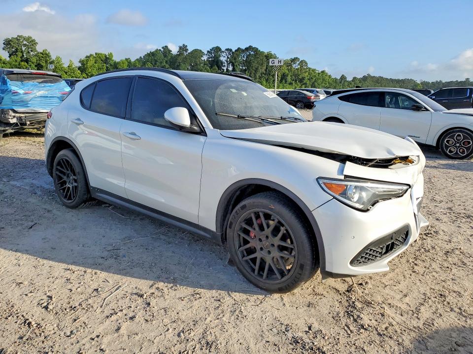 2018 Alfa romeo Stelvio VIN ZASFAKNN7J7B85784 COPART salvage auction — FRONT END, Tx - Salvage Vehicle Title, sold $1,200 on 2026-07-17 (photo 4)