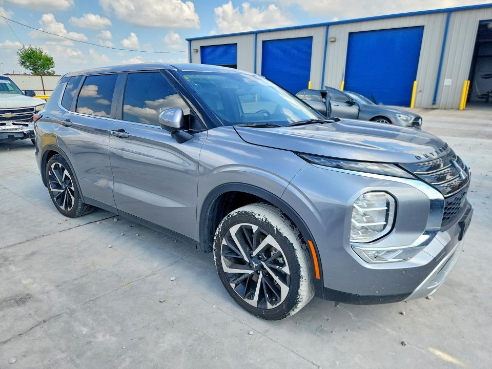 2023 Mitsubishi Outlander VIN JA4J3UA88PZ061829 COPART salvage auction — SIDE, Tx - Salvage Vehicle Title, sold $6,800 on 2026-07-31 (photo 4)