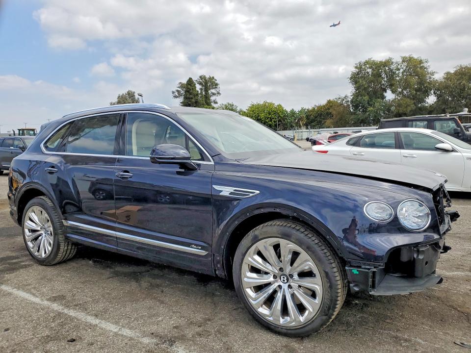 2025 Bentley Bentayga VIN SJAAT2ZV3SC028786 COPART salvage auction — FRONT END, Salvage Title, sold $121,000 on 2026-08-21 (photo 4)