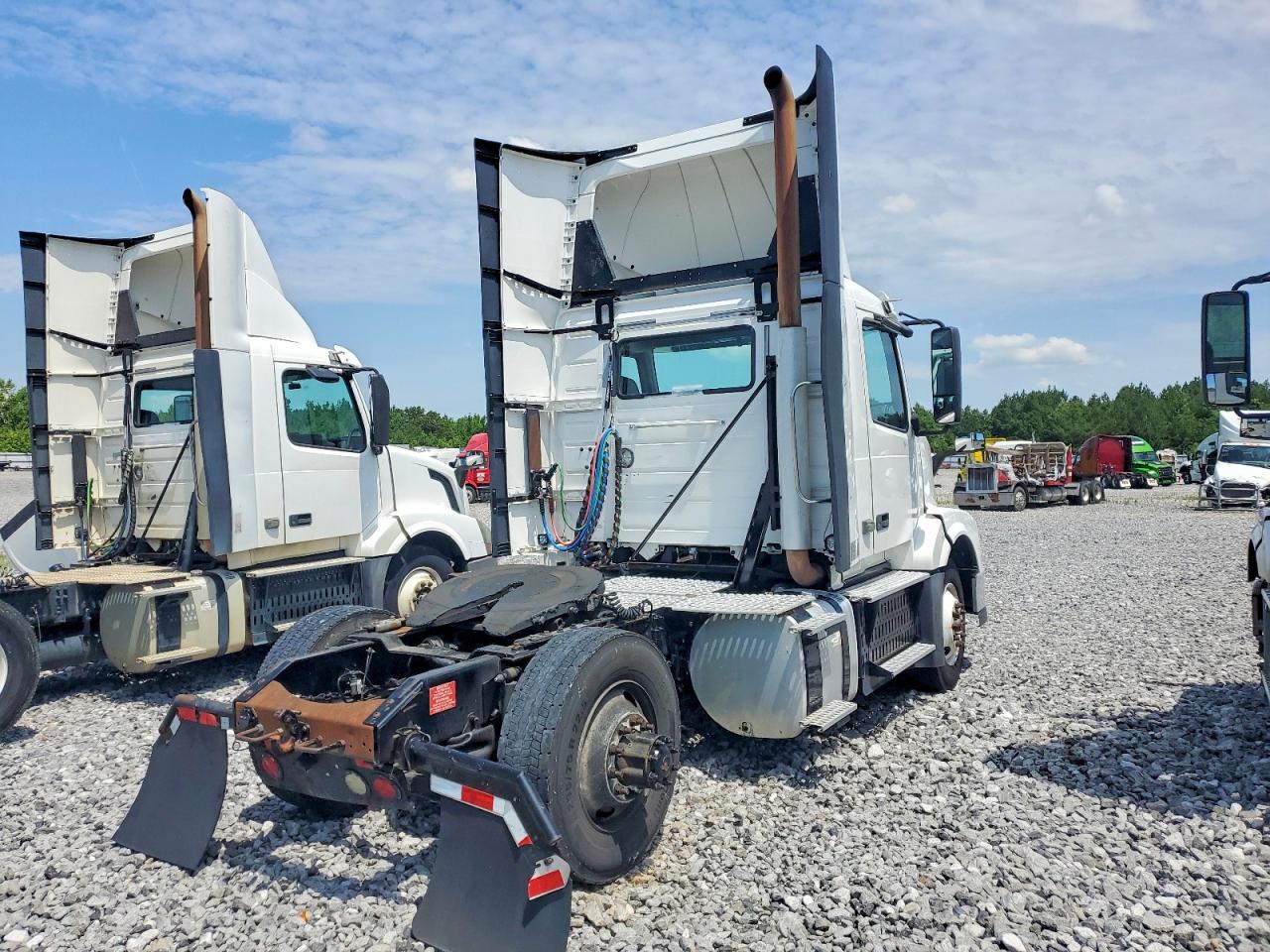 2017 Volvo VNL VIN 4V4N39TG5HN988017 COPART salvage auction — Normal Wear, IN - CERTIFICATE OF TITLE, sold $5,000 on 2026-07-07 (photo 4)