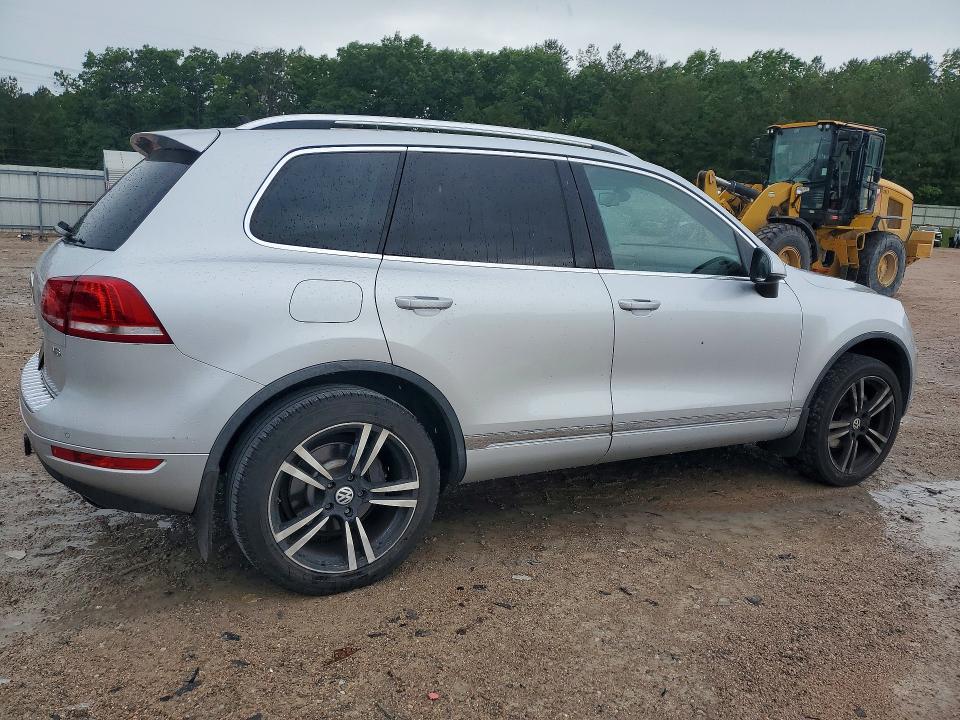 2012 Volkswagen Touareg VIN WVGFF9BP2CD002994 COPART salvage auction — REAR END, Va - Cert Of Title - Salvage, sold $925 on 2026-07-06 (photo 3)