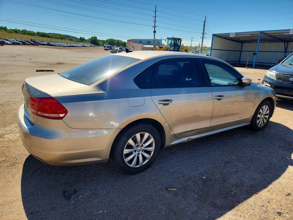 2015 Volkswagen Passat VIN 1VWAT7A35FC015448 COPART salvage auction — MINOR DENT/SCRATCHES, Co - Dis/Dlr/Exp Only Clean Title, sold $325 on 2026-08-03 (photo 3)