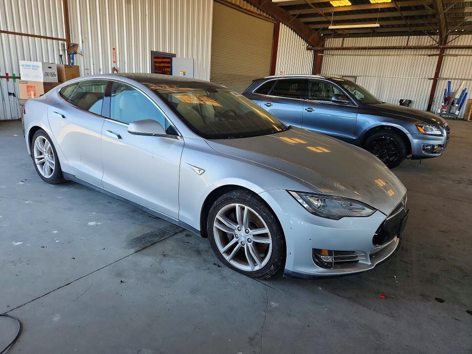 2013 Tesla Model s VIN 5YJSA1CN8DFP13772 COPART salvage auction — MINOR DENT/SCRATCHES, Ca - Dis/Dlr/Exp App For Dup Clean, sold $3,200 on 2026-07-13 (photo 4)