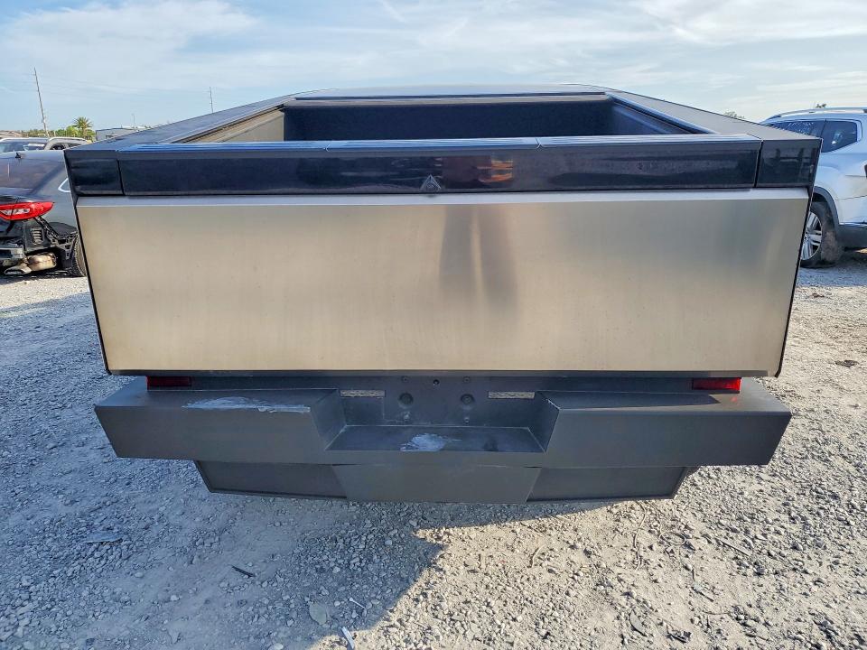 2024 Tesla Cybertruck VIN 7G2CEHED2RA050979 COPART salvage auction — FRONT END, Fl - Cert Of Title Slvg Rebuildable, sold $24,200 on 2026-07-07 (photo 6)