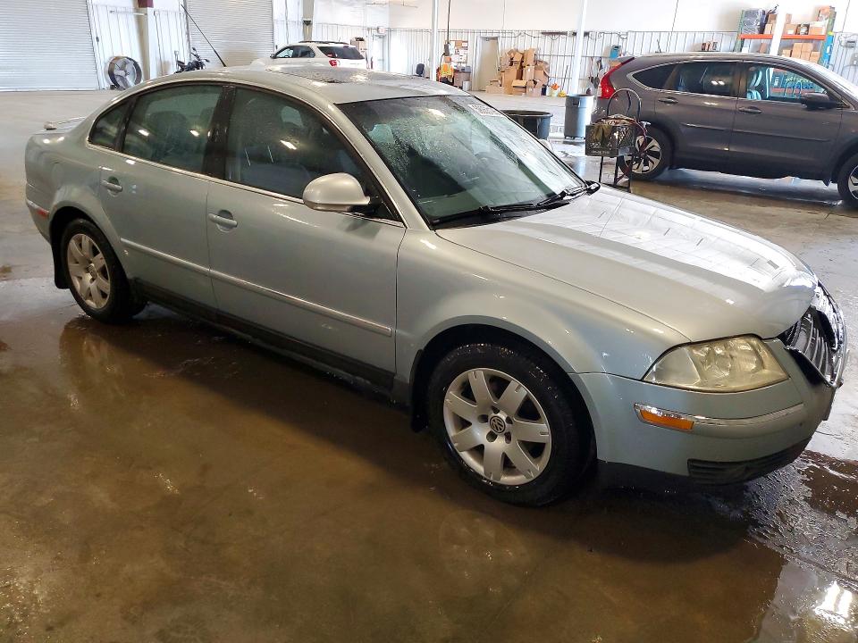 2005 Volkswagen Passat VIN WVWAE63B75E027275 COPART salvage auction — FRONT END, MN - CERT OF TITLE-PRIOR SALVAGE, sold $1,300 on 2026-08-10 (photo 4)